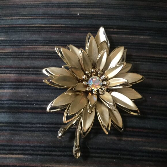 Lot of vintage brooches, clip on earrings and a couple necklaces different sizes - Picture 3 of 16